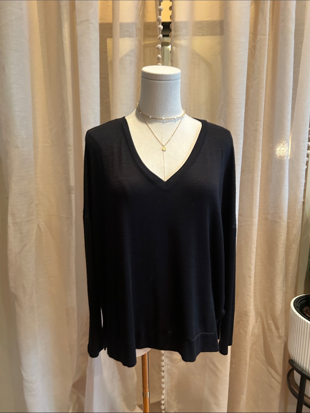 Banana Republic Black V-Neck Lightweight Sweater xs